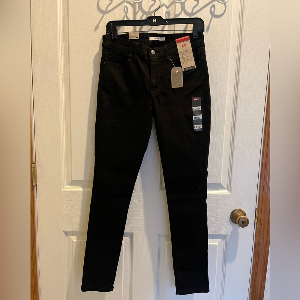 Levi’s 711 Skinny in Black